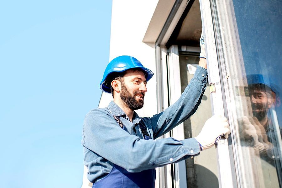 Fensterreparatur Röhrmoos – Fachmann bei der Arbeit